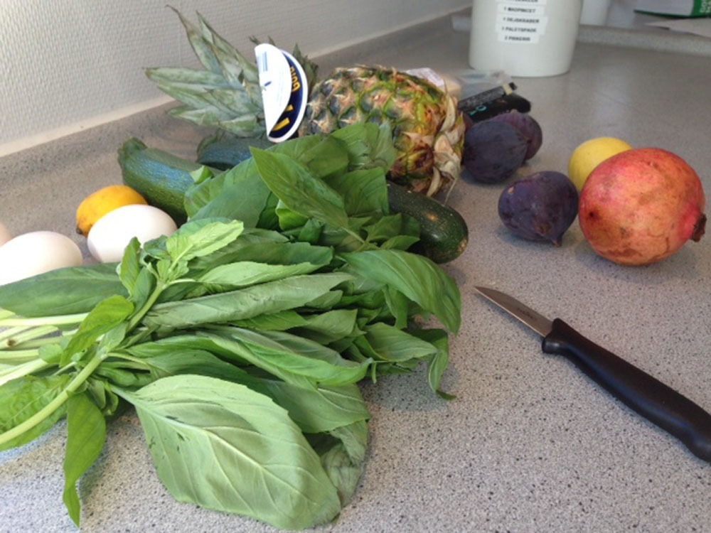 Frugt og grøntsager liggende på et bord. God bespisning på hele Skolen!